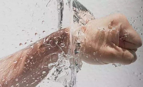 夏日里小王刚打完篮球比赛，他能马上冲个冷水澡凉快凉快吗