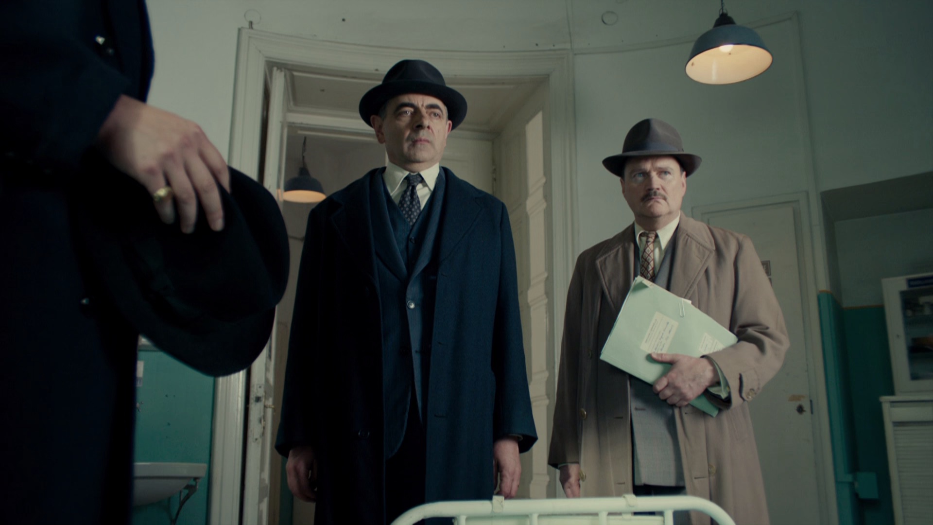 梅格雷的亡者[中英字幕].Maigret\'s.Dead.Man.2016.BluRay.1080p.x265.10bit-MiniHD 2.07GB-6.jpeg